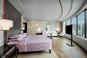 曼谷曼谷 JW 万豪酒店的卧室设有粉红色的床和大窗户