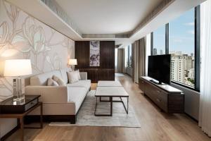 曼谷曼谷 JW 万豪酒店的客厅配有白色沙发和电视