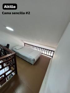 卡塔赫纳Encanto en Cartagena, aparatamento Duplex con vista al mar的卧室中间设有一张床