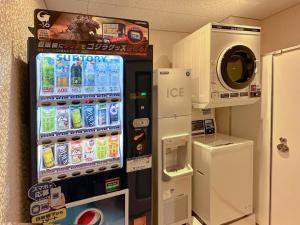 东京Hop Inn Tokyo Iidabashi的冰箱里的自动售货机