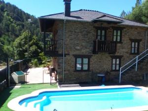 QuirogaHospedaje - Ferrería Quintá的一座房子前面设有游泳池