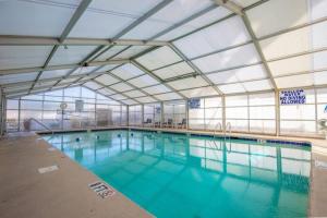 默特尔比奇Pinnacle #503 Oceanfront*Enclosed Outdoor Pool*NEW Updates!, 2022 Updates-Pinnacle #503 OceanFront*E的蓝色海水大型室内游泳池