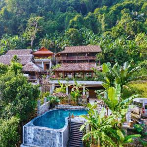 Ba Be18Ba Be Jungle Houses的享有带游泳池的度假村的空中景致