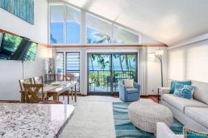 基黑Spacious Beachfront — Sleeps 6 — Ocean Views的客厅配有沙发和桌子