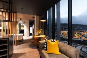 霍巴特Mövenpick Hotel Hobart的酒店客房享有城市美景,配有沙发。