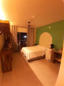 邦比尼亚斯Residencial Mãe terra的一间卧室设有一张床和绿色的墙壁