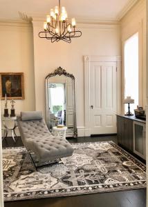旧金山Pacific Heights Grand Elegant Studio的客厅配有椅子和镜子