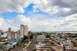 马瑙斯Apto no Centro de Manaus com vista para o Rio Negro的享有拥有建筑和街道的城市美景