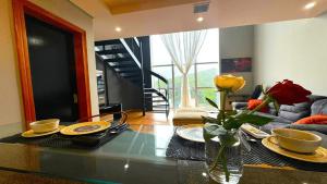 南雅拉瓜601 - Saint Sebastian Flat的客厅配有带盘子和鲜花的桌子