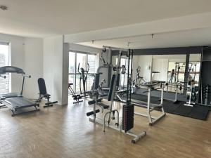 南雅拉瓜601 - Saint Sebastian Flat的健身房设有数台跑步机和健身器材
