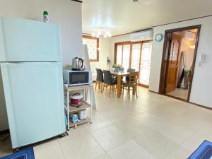 首尔Aroha house for Foreign guests only的厨房以及带冰箱和桌子的用餐室。