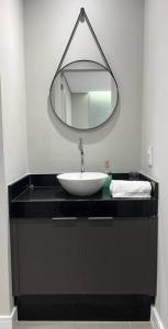 圣保罗Apto novinho na Barra Funda próximo Allianz I的一间带水槽和镜子的浴室