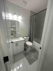 卡尔加里Sun Light Kissed Cozy Suite - Modern Boho Paradise的白色的浴室设有卫生间和水槽。