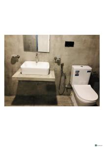 阿杭格默Villa Bilimbi的浴室配有白色水槽和卫生间。