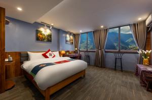 萨帕Sapa View Spring Garden Hotel的一间卧室设有一张床和一个大窗户