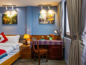 萨帕Sapa View Spring Garden Hotel的一间卧室配有一张床和一张桌子及椅子
