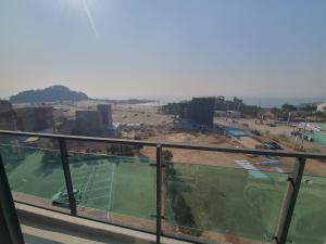 仁川市Hotel Oceanview的阳台享有网球场的景致。