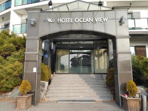仁川市Hotel Oceanview的通往酒店的入口,设有楼梯