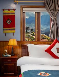 萨帕Sapa View Spring Garden Hotel的一间卧室设有一张床和一个美景窗户。