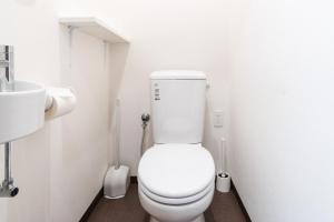 那霸KINTARO Hotel Okinawa Naha的浴室配有白色卫生间和盥洗盆。