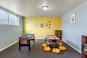 南本德Game Room - Firepit - V-ball -10 min to Notre Dame的一间设有乒乓球桌和两张桌子的房间
