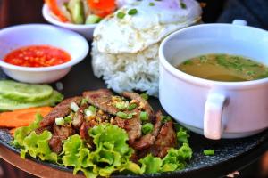 Phumĭ SândănThe Peace House - Siem Reap的饭盘,配上汤和米