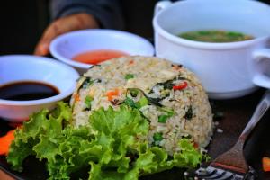 Phumĭ SândănThe Peace House - Siem Reap的饭盘,生菜盘和一碗汤