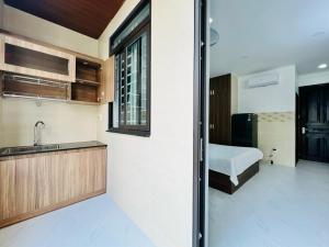 胡志明市DREAM HOUSE的一个带水槽的厨房和一张位于客房内的床