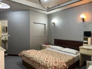 Chien-shan林中林民宿的卧室配有一张床