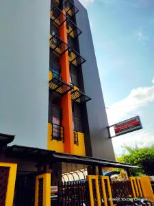 武里南Jt Place Buriram的建筑中设有黄色和黑色的阳台