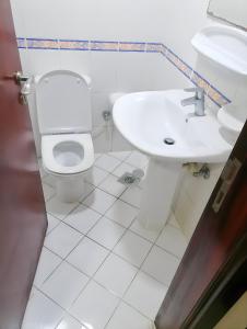 阿布扎比MBZ - Pleasant Stay的白色的浴室设有卫生间和水槽。