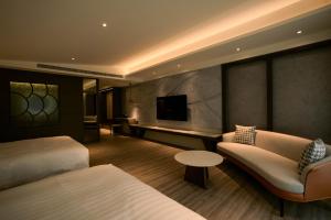 安平区绣溪安平 的酒店客房设有两张床、一张沙发和一台电视机。