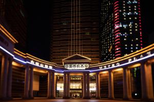 广州中国市长大厦（广交会免费穿梭巴士）的享有酒店建筑的夜间景色