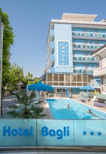 里米尼Hotel Bagli的大楼前设有游泳池的酒店