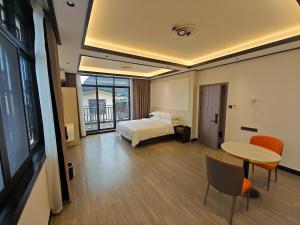 桂林桂林美舍民宿(芦笛岩景区店)的酒店客房配有一张床铺和一张桌子。