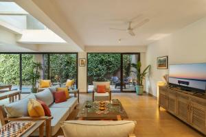 安君纳Aalia Villas Anjuna, Goa by Aalia Collection的带沙发和电视的客厅