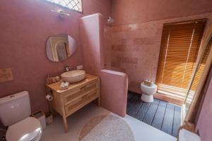 吉利特拉旺安Gili Boho Villas - Aesthetic Private Pool Villas的一间带水槽、卫生间和镜子的浴室