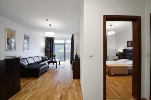 科沃布热格迪优内度假公寓的客厅配有床和沙发