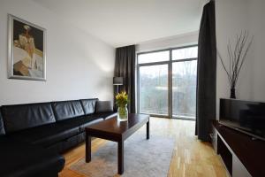 科沃布热格迪优内度假公寓的客厅配有黑色沙发和咖啡桌
