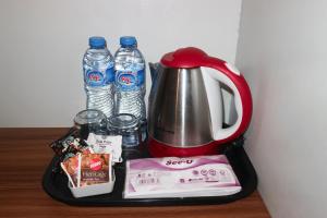 泗水K1 UPN的一个带茶壶和瓶装水的托盘