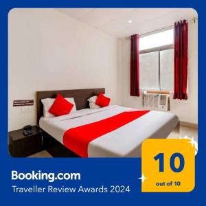 BhiwadiOYO Flagship 80902 Swagat Hotel的配有红色枕头的床的酒店客房