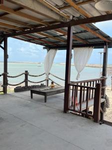瓜拉丁加奴Rumahbatu beach cottage的海滩上的凉亭,享有海景