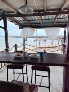 瓜拉丁加奴Rumahbatu beach cottage的桌椅,享有海滩美景