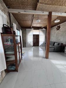 瓜拉丁加奴Rumahbatu beach cottage的客厅配有沙发和桌子