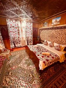 斯利那加Houseboat Altaf and transportation的一间卧室配有一张大床和地毯。