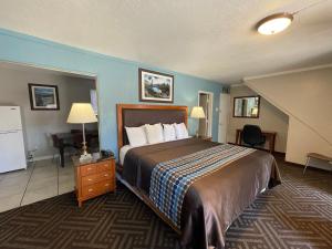 南太浩湖太浩湖庄园旅馆的酒店客房设有一张大床和一张书桌。