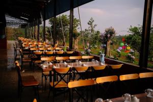 Gia NghĩaKhu Du lịch Nông trại Hải Đăng trên núi的餐厅里一排桌椅