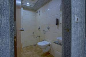 苏拉特Hotel Limra的一间带卫生间和水槽的浴室