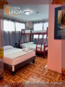萨利纳斯Hostal Costa Linda Salinas的一间卧室配有两张双层床。