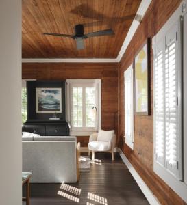 基韦斯特Ridley House - Key West Historic Inns的客厅配有吊扇和沙发。